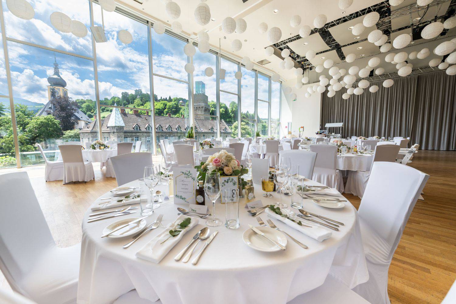 Brautpaar beim Kuscheln in der Hochzeitssuite