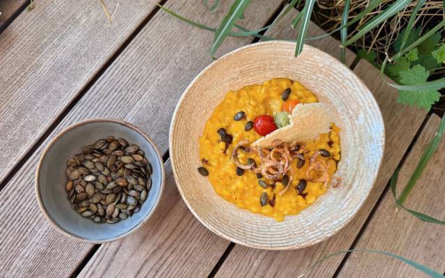 Bio-Kürbisrisotto mit Parmesankräcker