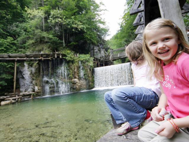 Kindern beim wandern
