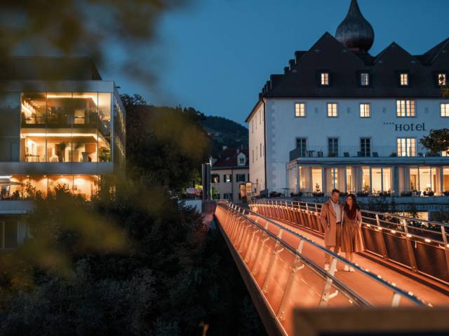 Das Schloss an der Eisenstrasse at night