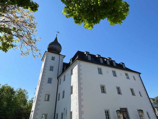 Das Schloss an der Eisenstrasse front