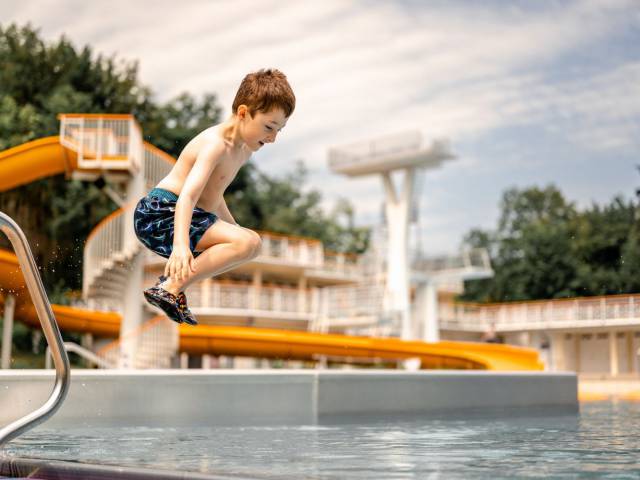 Kind hüpft ins Wasser