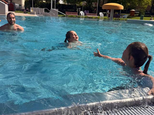 Schwimmende Kinder
