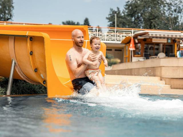 Wasserrutsche mit Kindern
