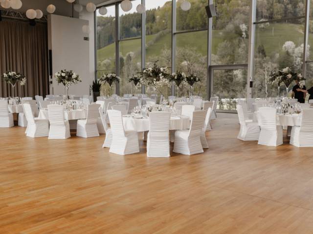 Großer Festsaal in der Hochzeitslocation