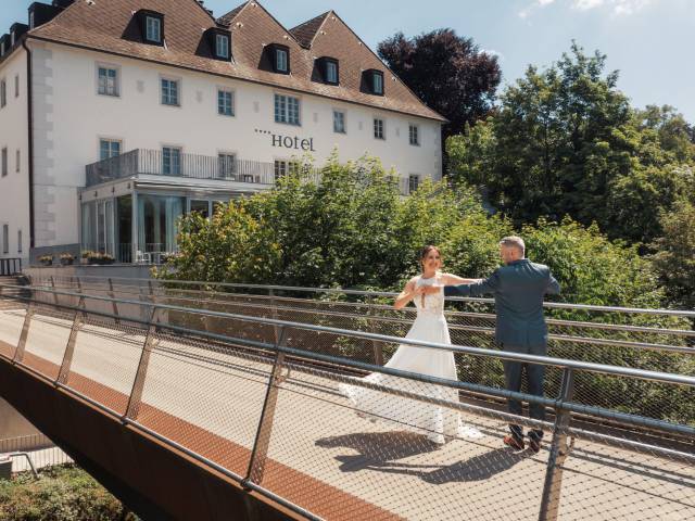 Brautpaar vor dem Schloss
