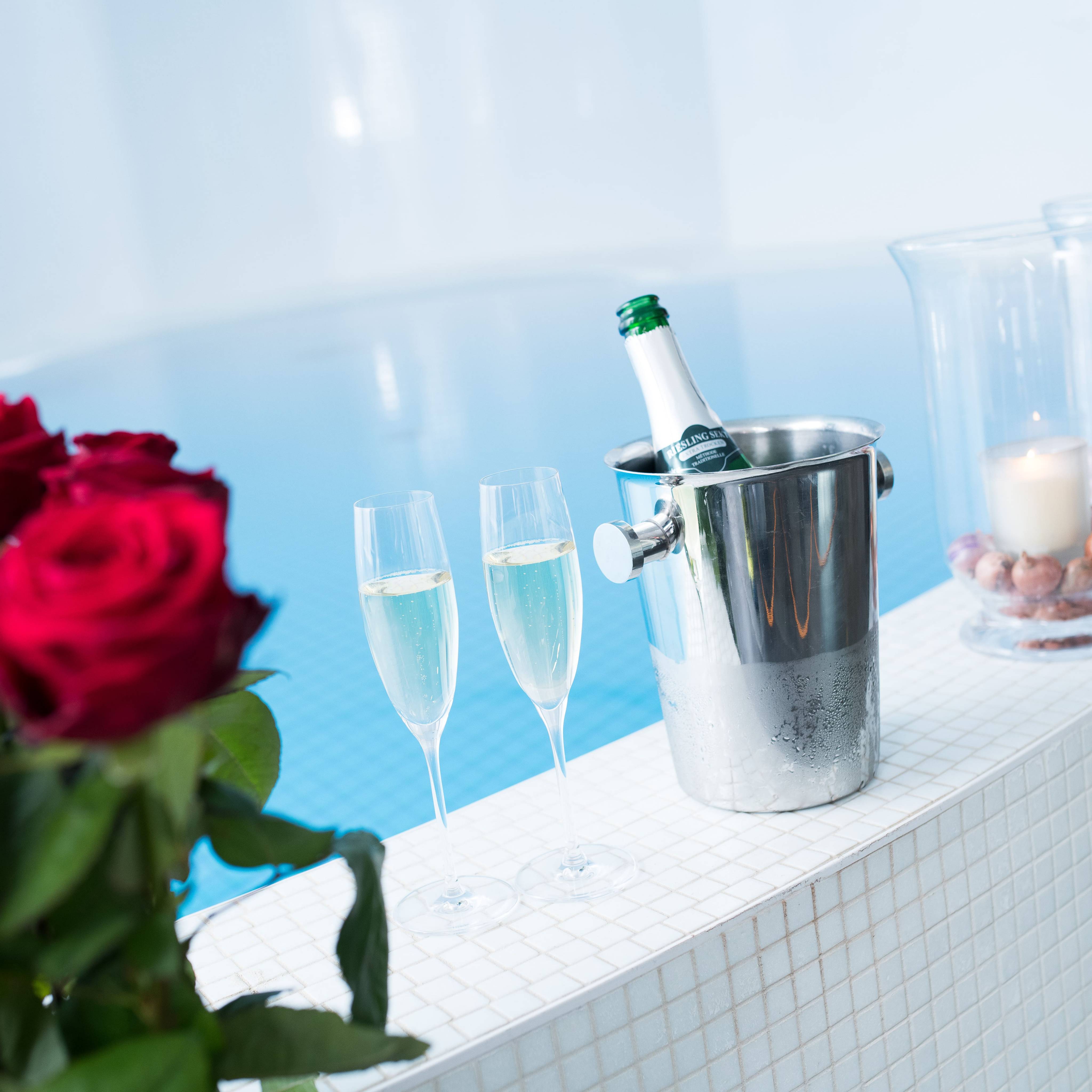 Pärchen beim Entspannen auf den Liegen