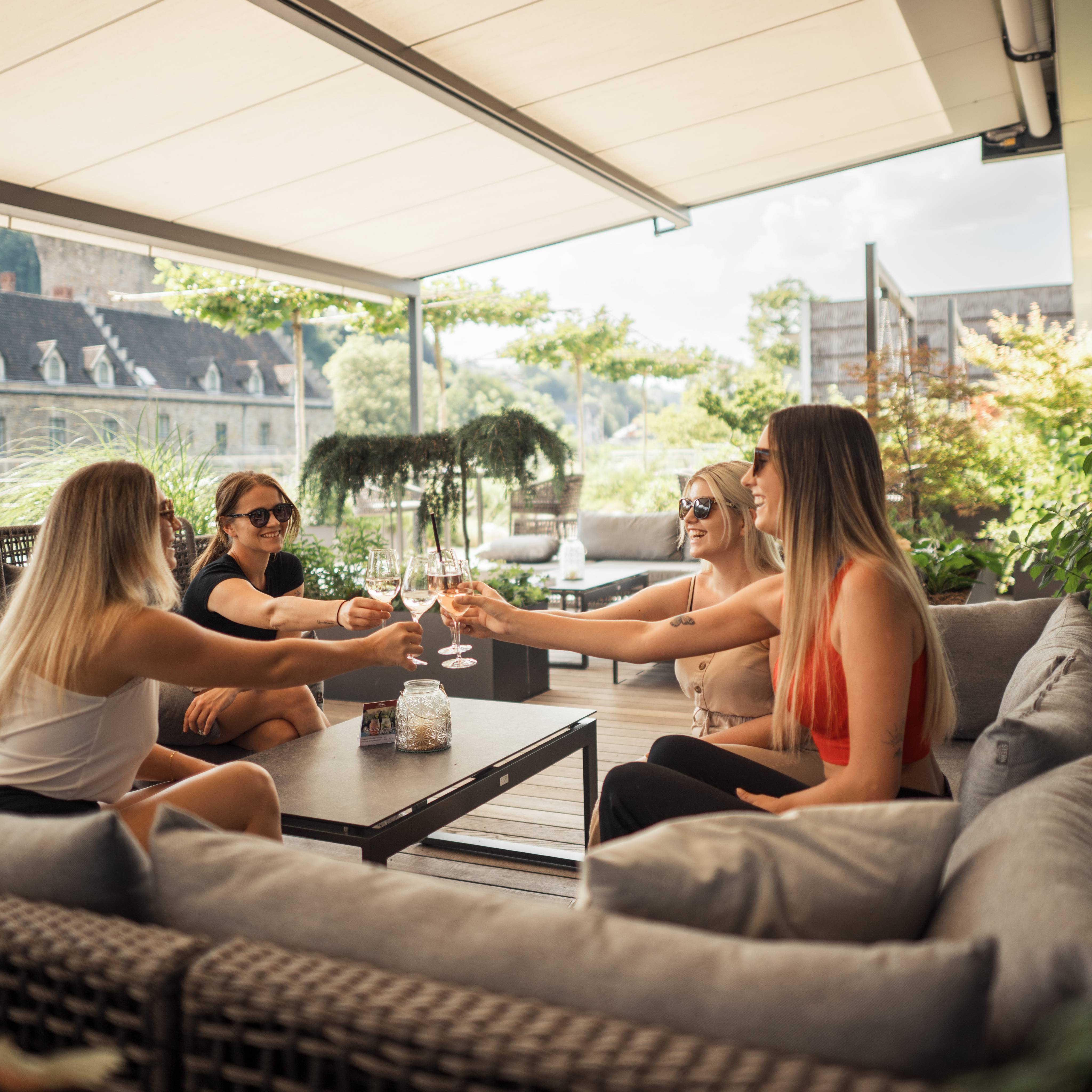 Freunde stoßen auf der Sundowner Terrasse an