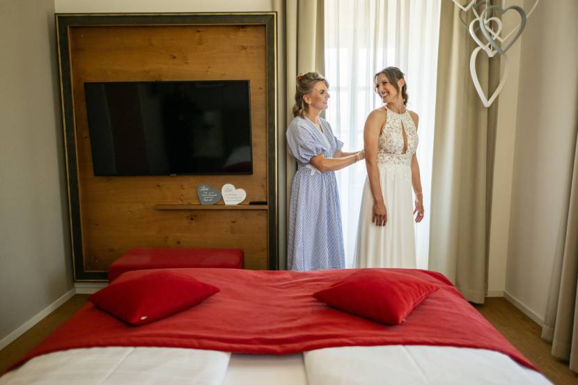Getting Ready in der Hochzeitssuite im Schloss an der Eisenstrasse