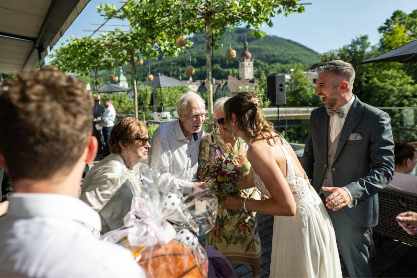 Gratulation dem Brautpaar im Schloss an der Eisenstrasse