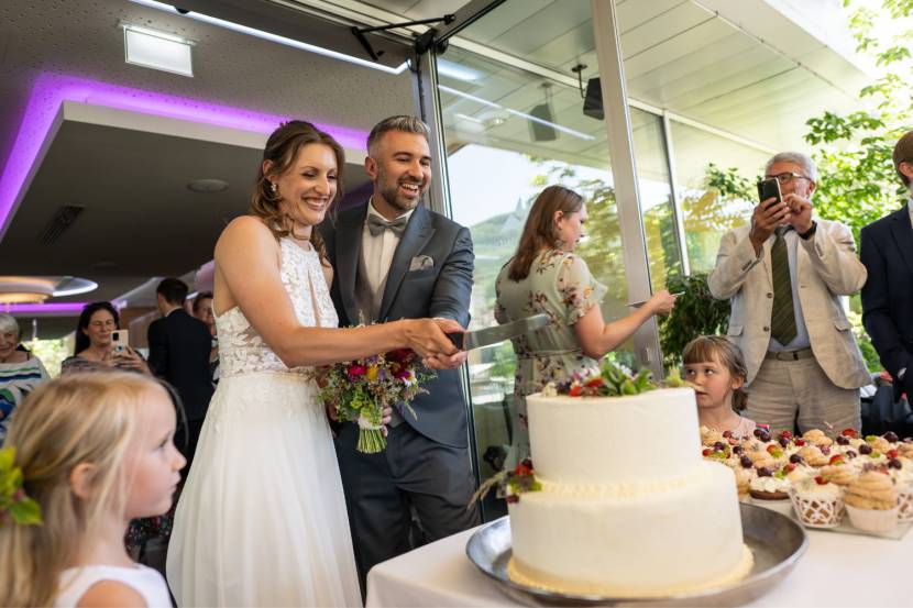 Hochzeitstorte anschneiden auf der Sundowner Terrasse