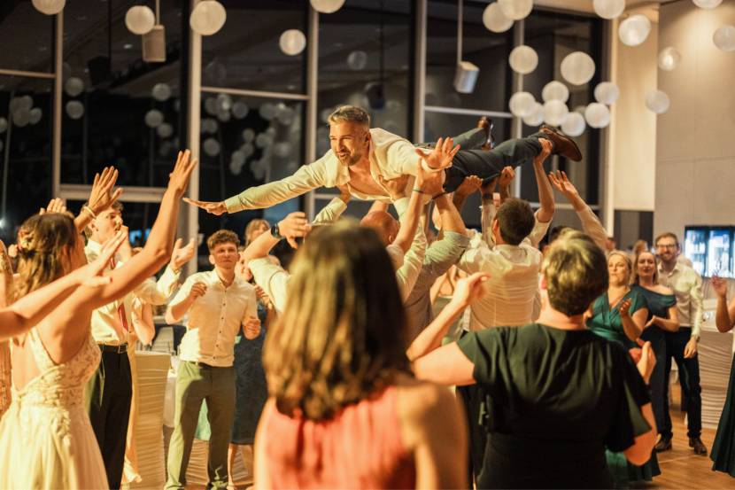 Party bei der Hochzeit im Schloss an der Eisenstrasse