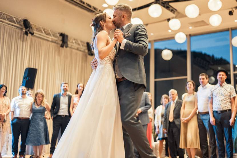 Hochzeitstanz im Schloss an der Eisenstrasse