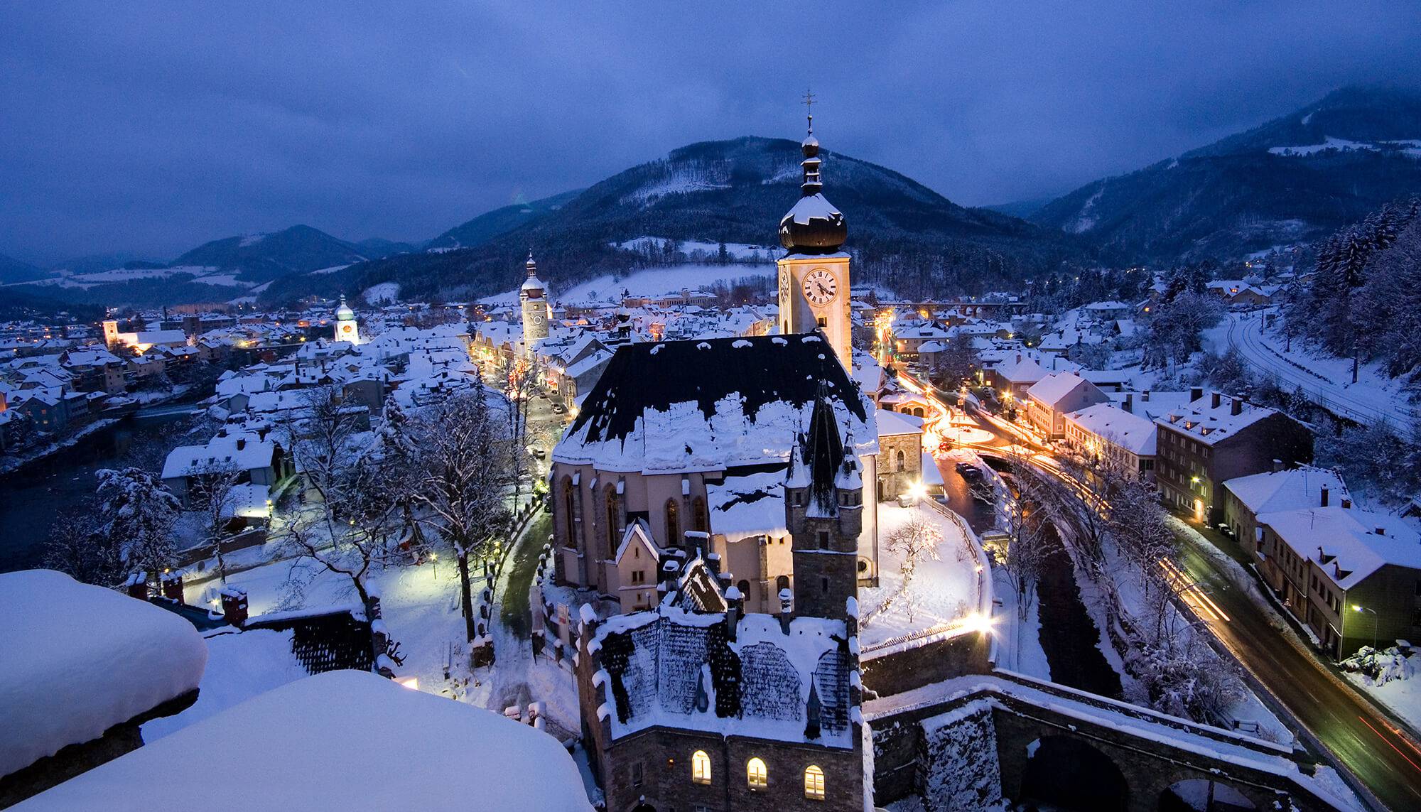 Außenansicht von Waidhofen mit Lichter im Winter