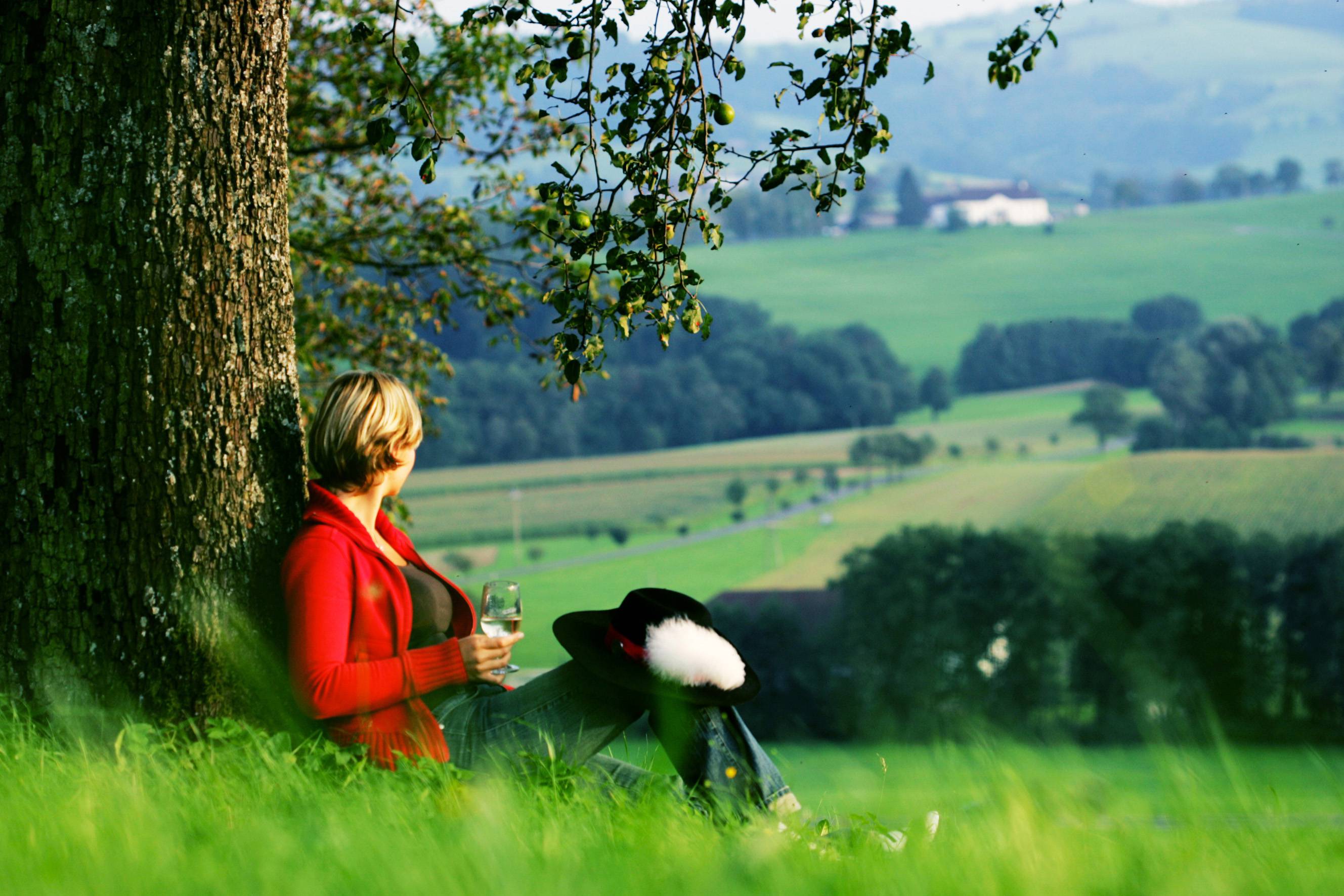 Frau mit Mostbaronhut und Mostglas im Mostviertel