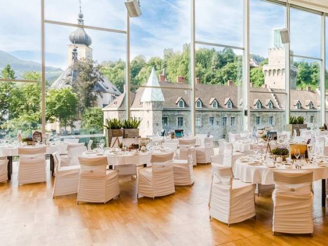 Romantisch dekorierter Saal in der Hochzeitslocation in Niederösterreich