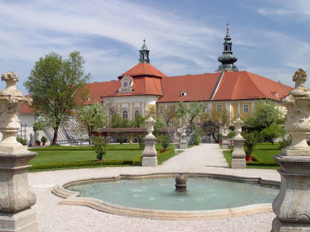 Stift Seitenstetten mit Rosen- und Hofgarten