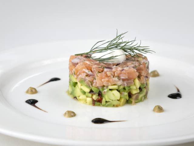 Vorspeise mit Lachs und Avocado in der Hochzeitslocation