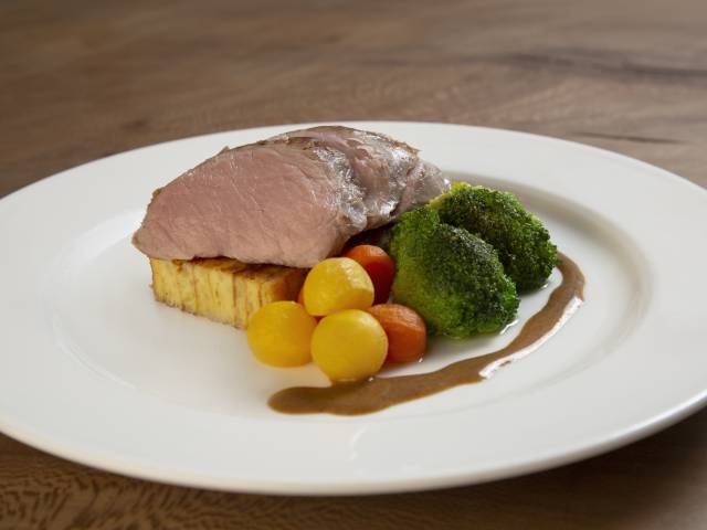 Hauptspeise mit Fleisch und Gemüse
