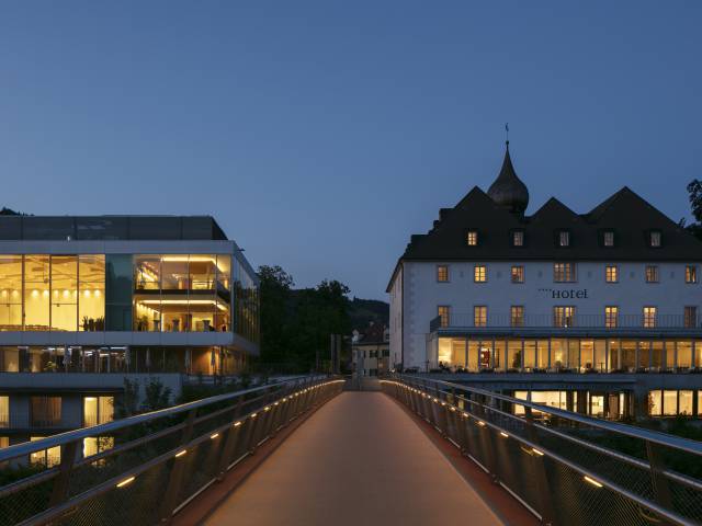 Das Schloss an der Eisenstrasse by night