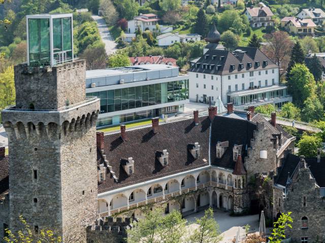 Rothschildschloss mit Kubus und im Hintergrund die Hochzeitslocation