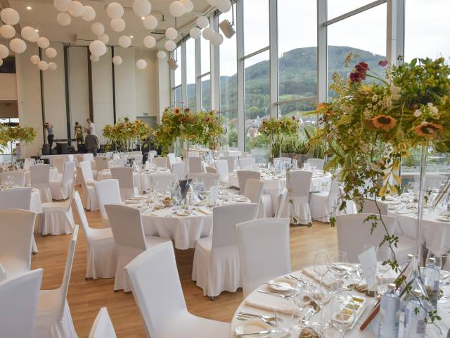 Hochzeitsdekoration mit Sonnenblumen