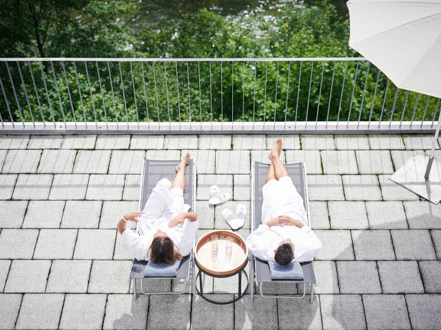 Paar entspannt sich auf der Terrasse