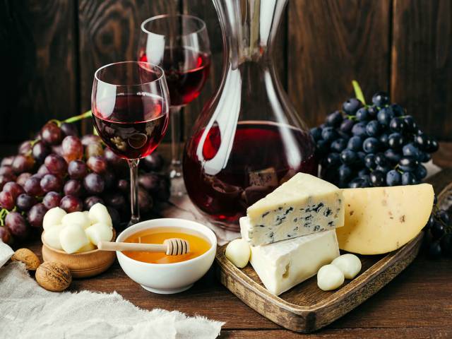 Wine- & Cheese-Lounge