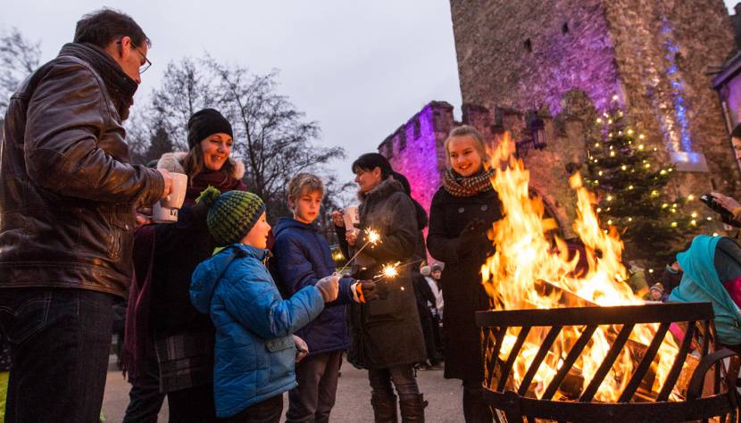 Lodernde Feuerkörbe