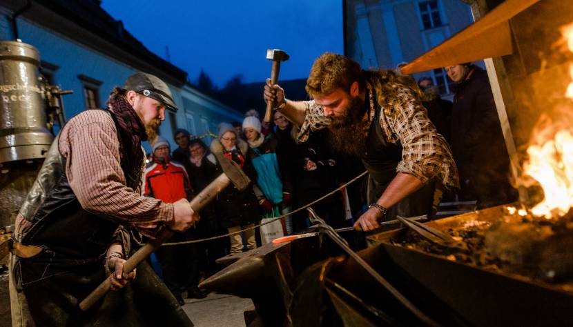 Aus besonderem Holz geschnitzt