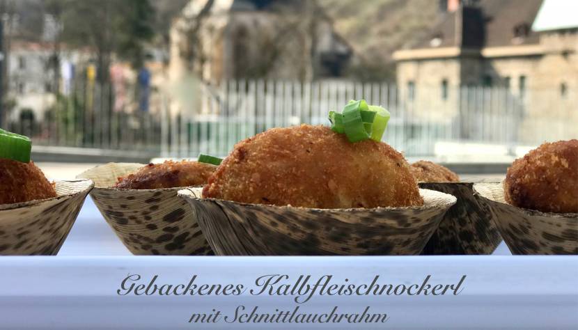 Gebackenes Kalbfleischnocker mit Schnittlauchrahm