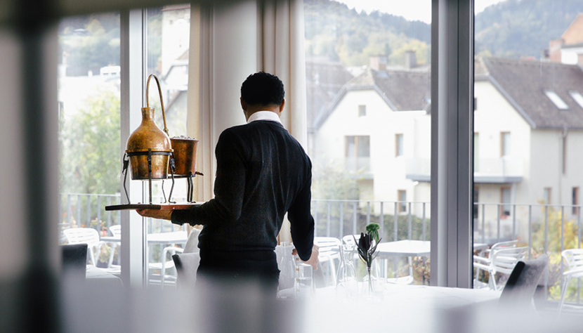 Schnapsbrennen am Tisch