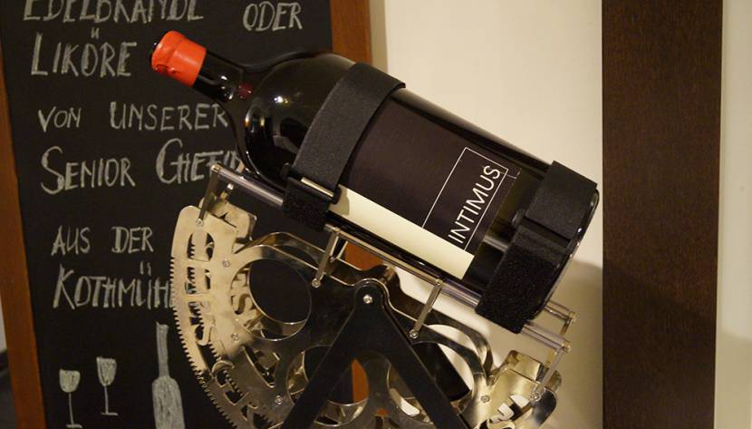 Dekantiermaschine mit dem Hauswein Intimus