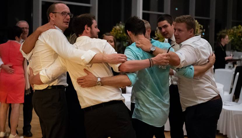 Tanzende Männergruppen auf einer Hochzeit