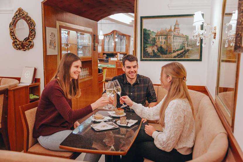 Glas Sekt im Café Piaty