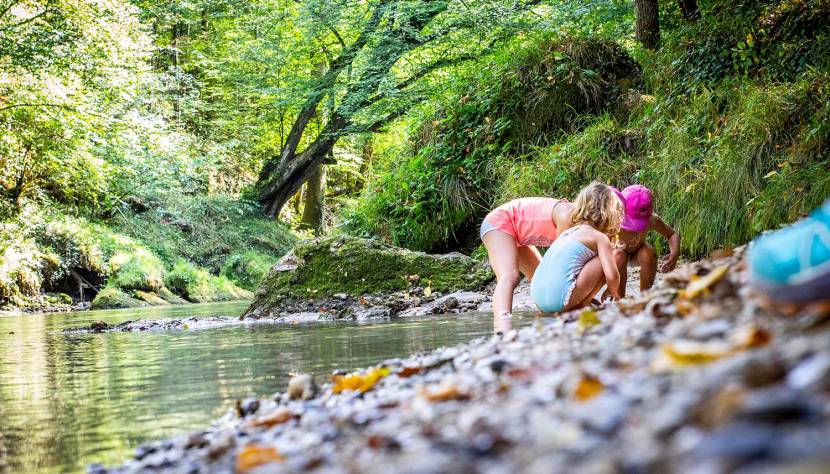 Kinder lieben es mit Wasser zu spielen