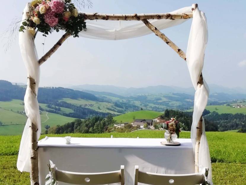 Den Ort für die Zeremonie kann das Brautpaar selbst wählen. Hier bei herrlichem Ausblick in St. Leonhard.