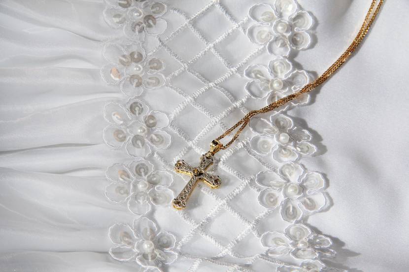 Das Brautkleid zum Taufkleid umnähen lassen