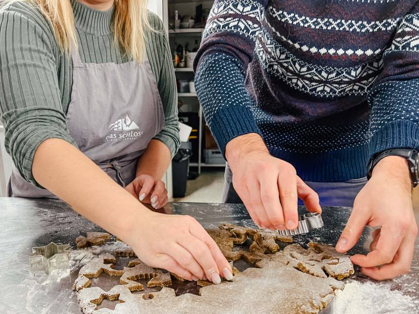 Auf der bemehlten Arbeitsfläche den Teig verarbeiten