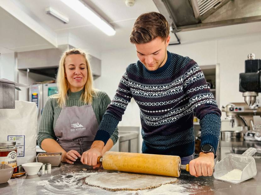 Den Lebkuchenteig 5-6 mm auswalken