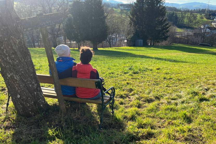 Paar auf Bank in der Sonne