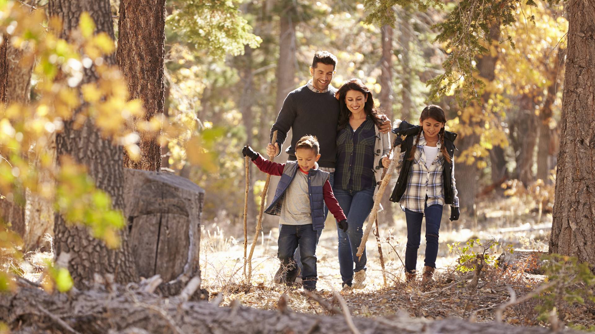 Familie beim Wandern im Herbst