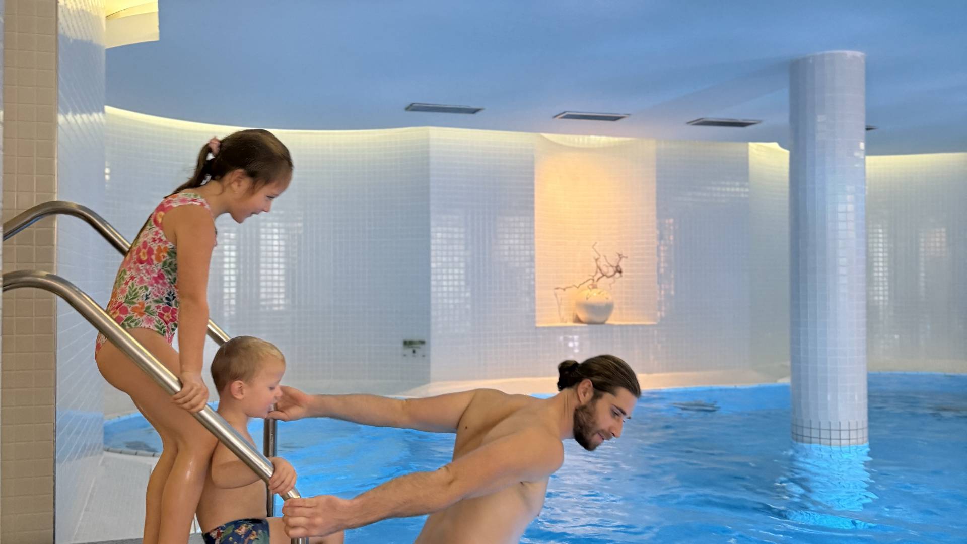 swimmingpool with family