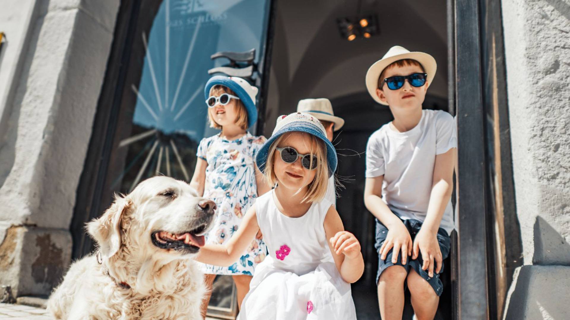 Kinder vor dem Schloss an der Eisenstrasse