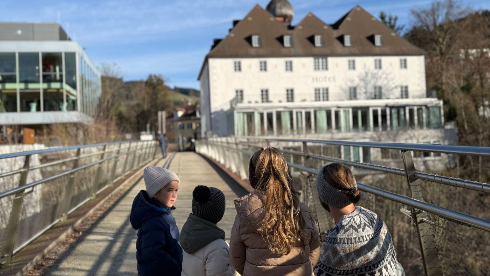 Children in front of the castle on Eisenstrasse