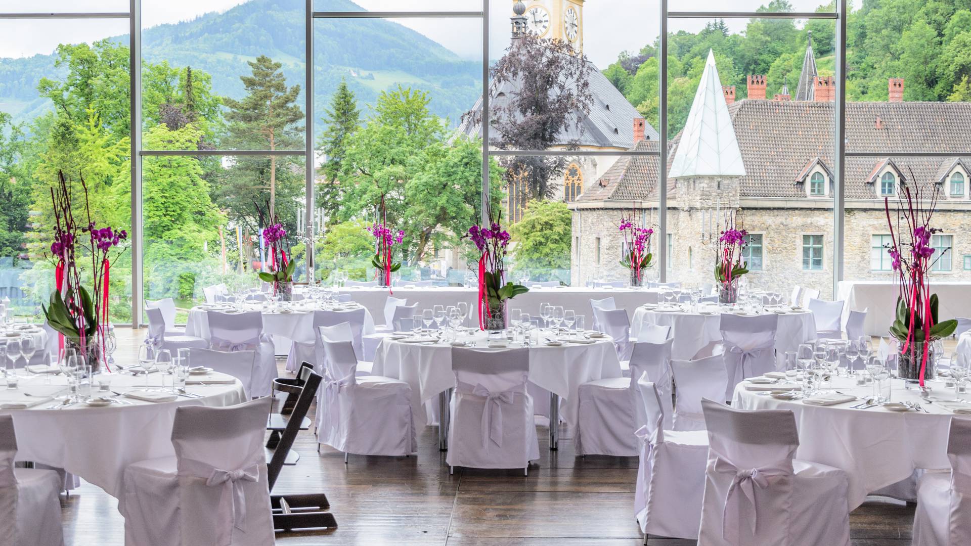Romantisch dekorierter Hochzeitssaal in der Hochzeitslocation in Niederösterreich