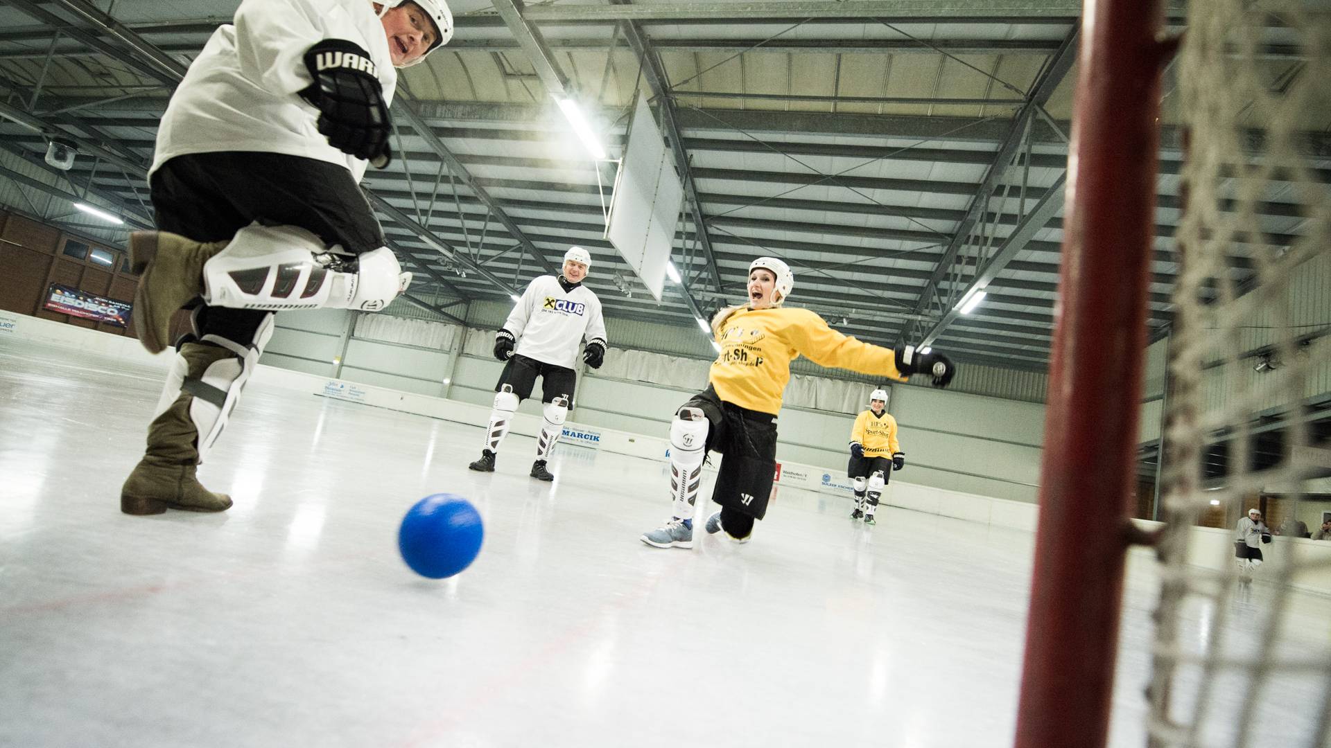 Eisfußball als Incentive im Schloss 