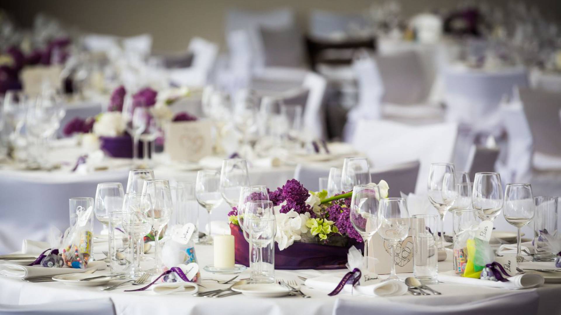 Romantisch dekorierter Tisch bei der Traumhochzeit