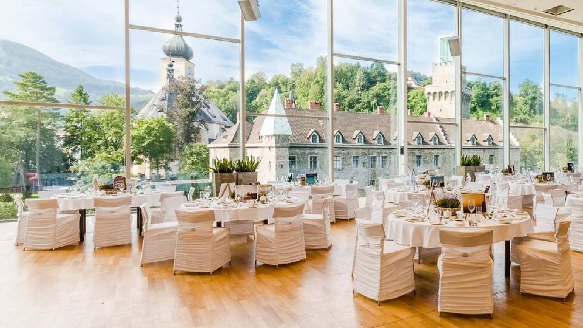 Romantisch dekorierter Hochzeitssaal in der Hochzeitslocation in Niederösterreich