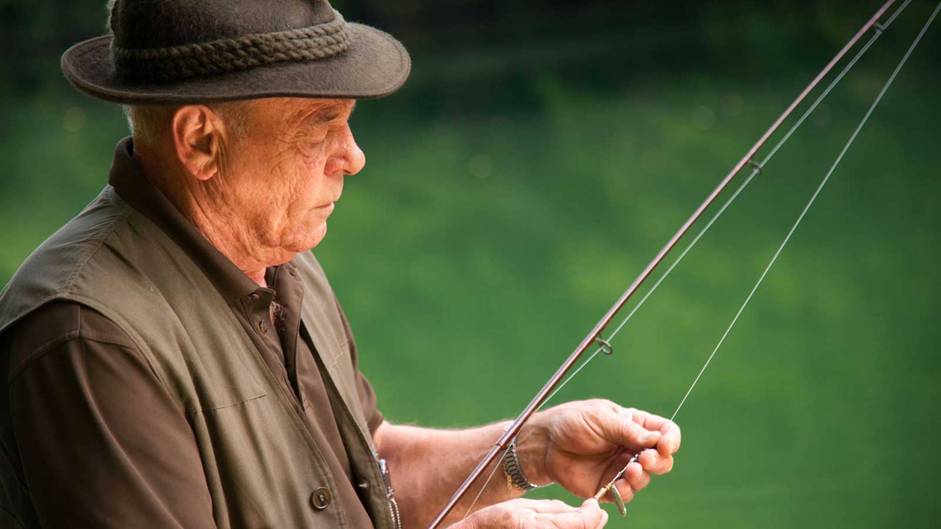 Mann beim Fliegenfischen in Waidhofen